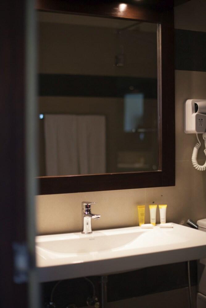 Oak Ray City Hotel Канди Экстерьер фото