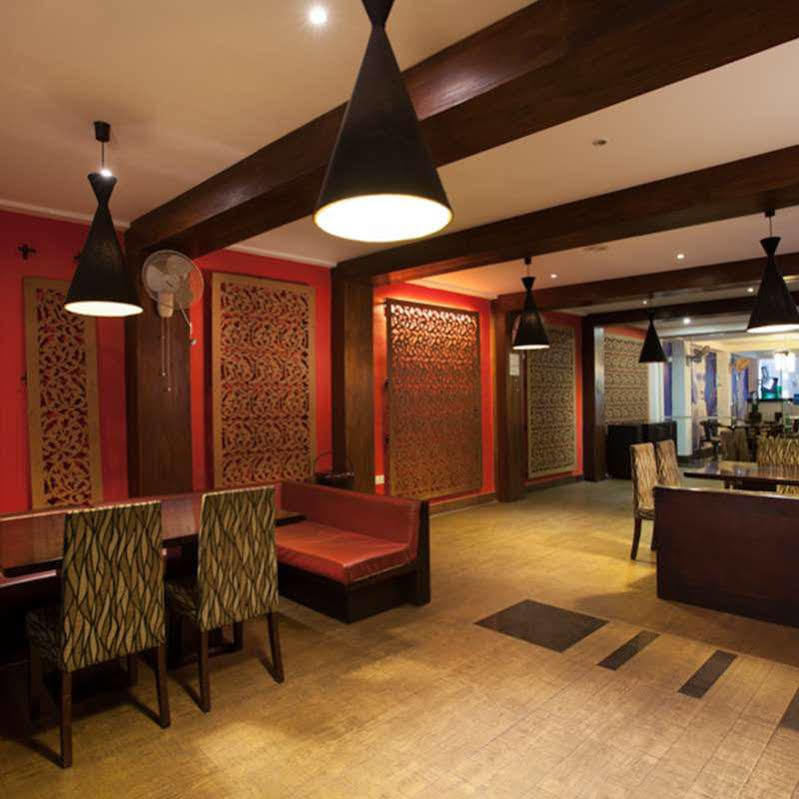 Oak Ray City Hotel Канди Экстерьер фото
