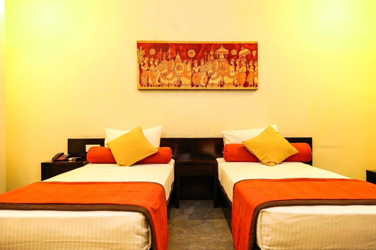 Oak Ray City Hotel Канди Экстерьер фото